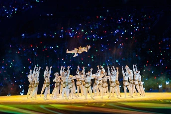 开幕式上 舞者在表演中成群结队地进行表演。