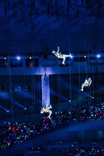 表演者在舞台上为人群表演