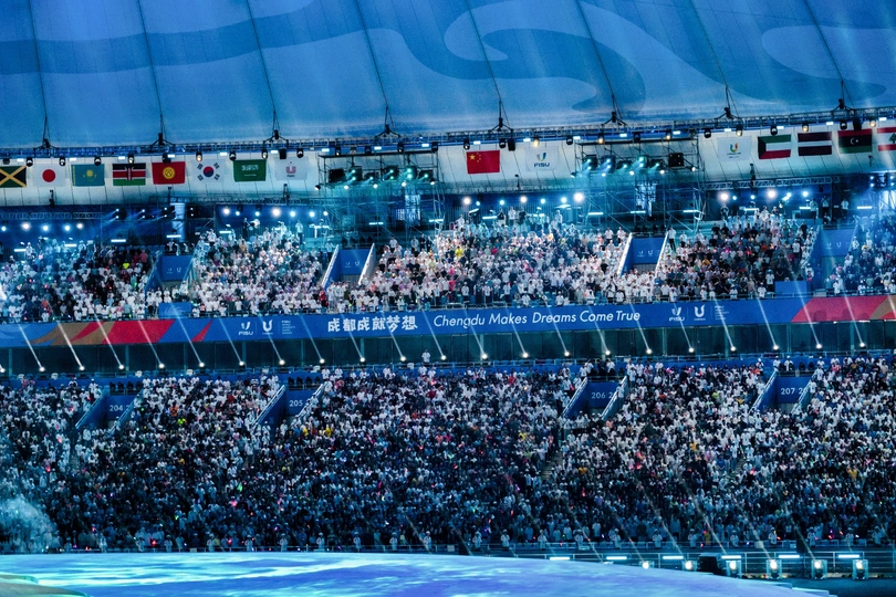 很多人在体育场观看一场体育赛事