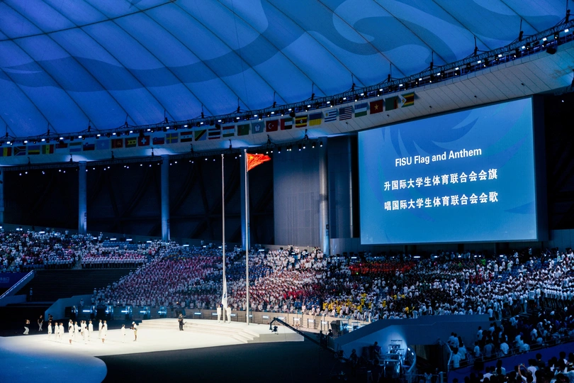 中间体育场的大型屏幕和大量人群