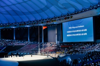 中间体育场的大型屏幕和大量人群