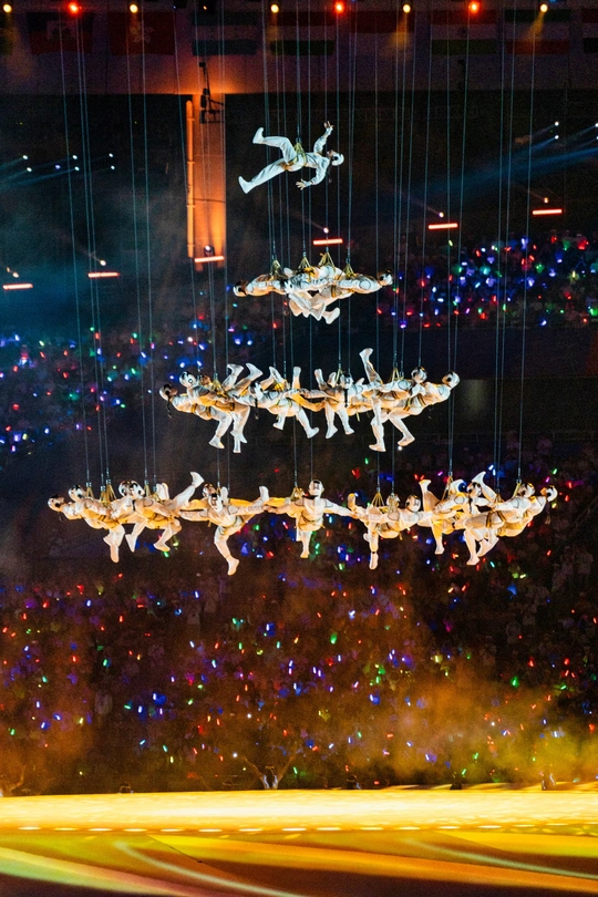 在表演期间 一盏吊灯悬挂在屋顶上。