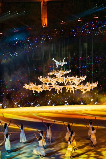 表演者在演出期间在发光舞台上表演舞蹈