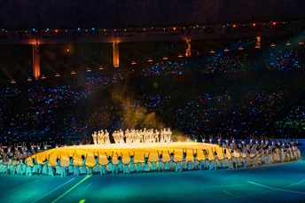 开幕式上成列的演员