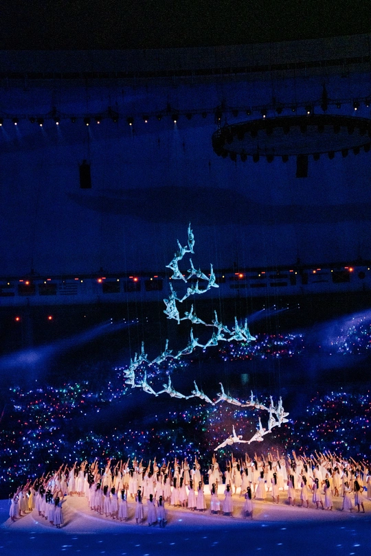 表演者使舞台在表演期间焕发光彩。