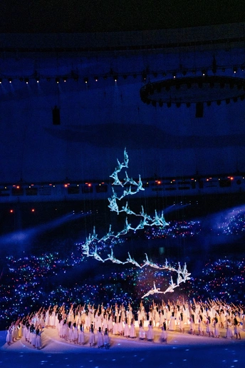 表演者使舞台在表演期间焕发光彩。