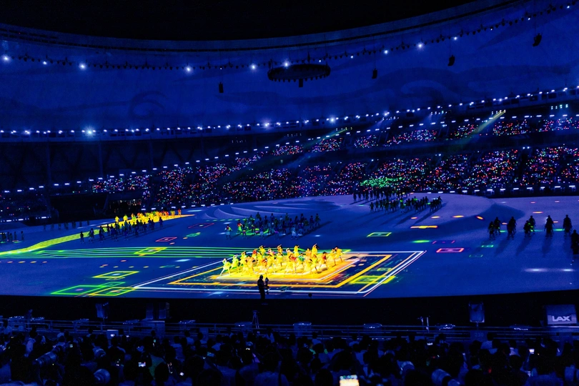 很多人在一个体育场观看一场比赛