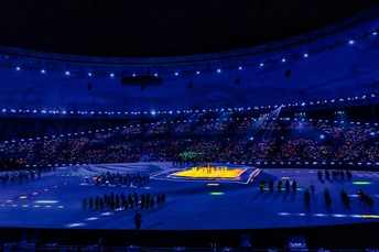 一个中间有舞台的发光场地