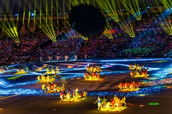 开幕式上有一个五彩斑斓的灯光、舞者和表演者的表演。