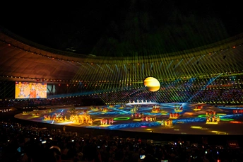 一个场地被点亮用于一场演出