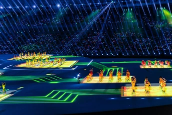 舞台上表演者 带有灯光的活动中