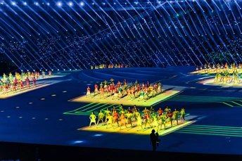 一群表演者正在表演一场光的游戏