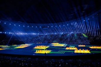 表演者们在开幕式上为演出点亮了体育场。