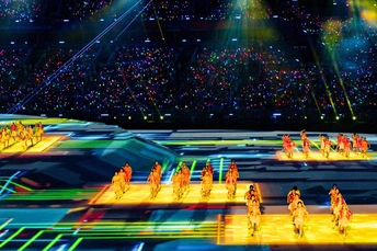 舞台上表演者在一个明亮照亮的竞技场