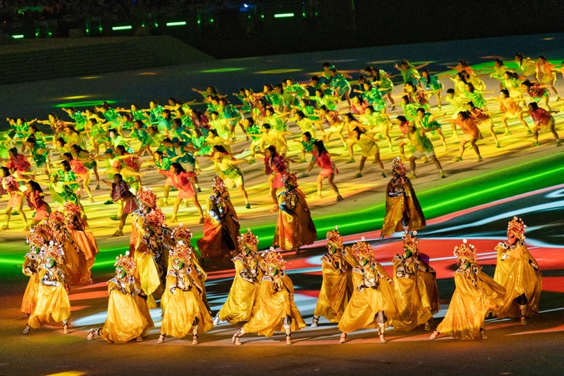 彩色服装的舞者在节日上表演传统舞蹈