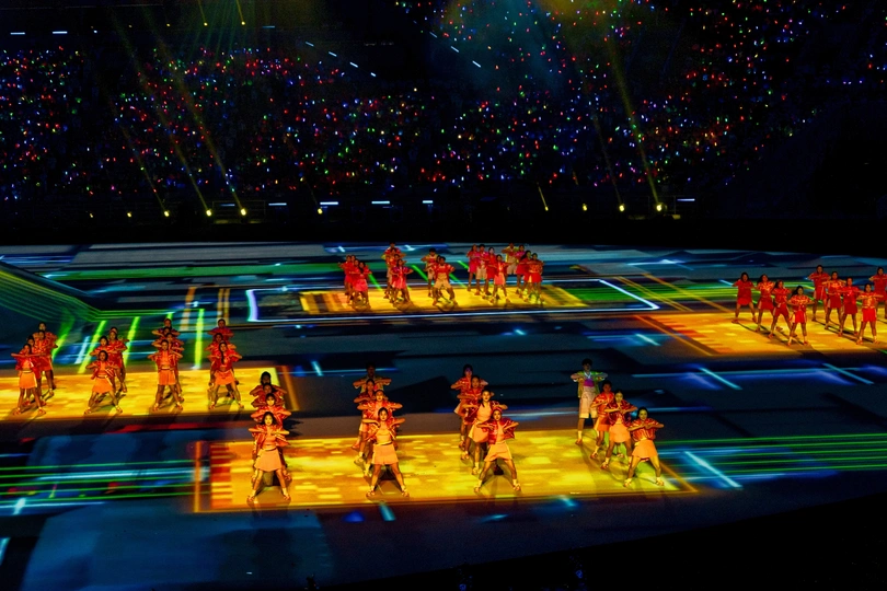 一群舞者在明亮的舞台上表演