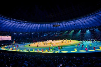 一个大型溜冰场 有很多人在冰上。