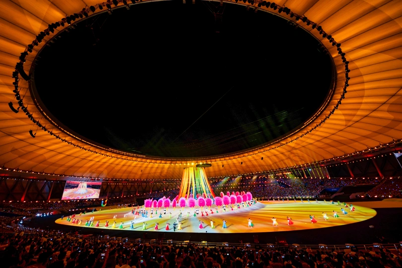 奥林匹克体育场为开幕式点燃了