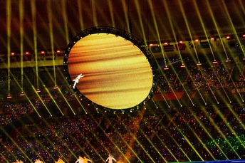 表演者在表演期间在舞台上