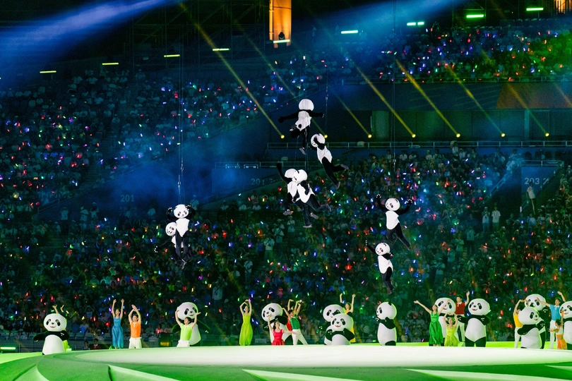 表演者在体育馆舞台上表演