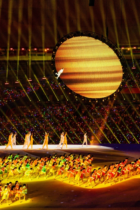 一个有舞者和马匹的舞台表演