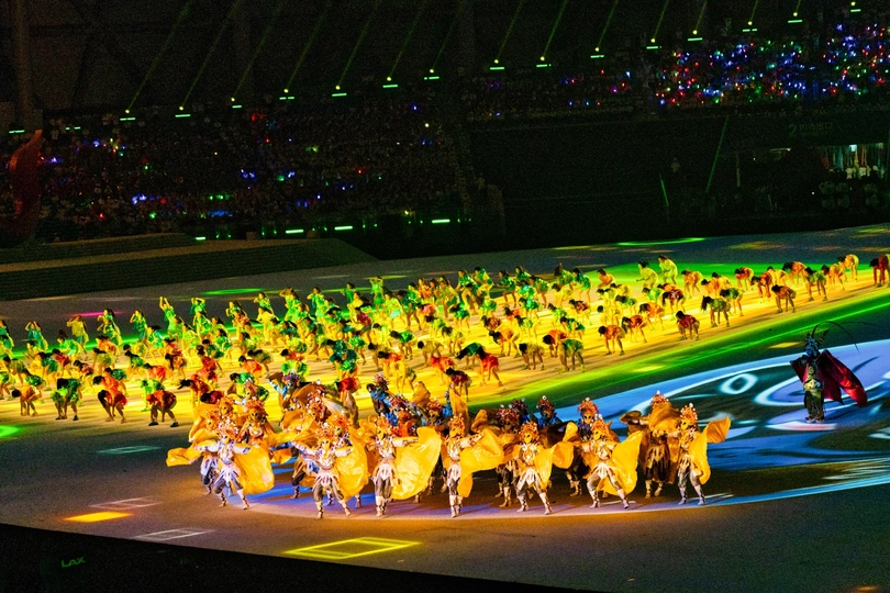 表演者正在马场中骑马。