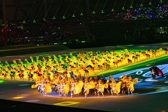 表演者正在马场中骑马。