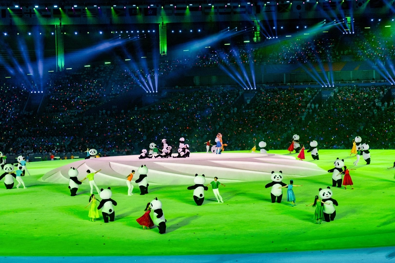 开幕式上有一群人在舞台上表演熊猫和羊驼的表演。