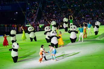 表演者在湾仔香港会议展览中心举行的Pandas表演中表演