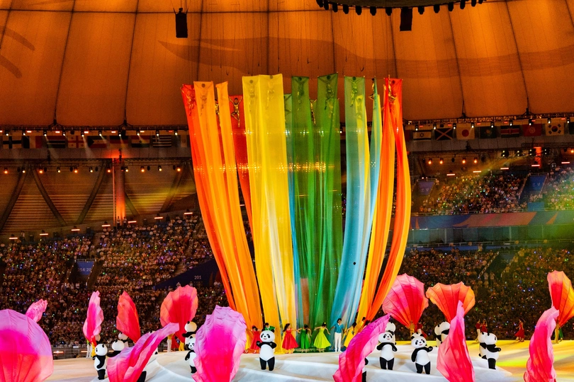 表演者在竞技场舞台上表演 周围是人潮涌动。