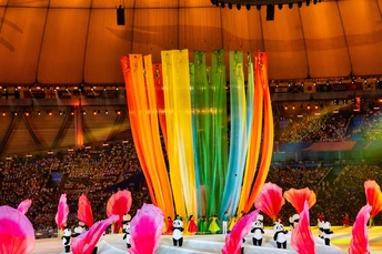 表演者在竞技场舞台上表演 周围是人潮涌动。