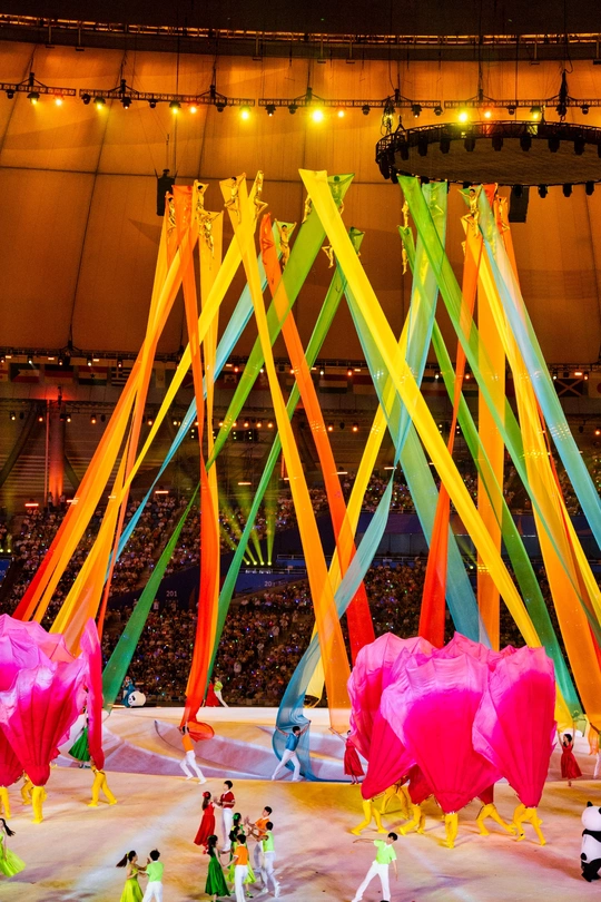 表演者在一个大型人群面前在舞台上表演