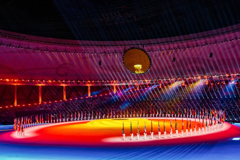 一个明亮的大厅 中间有一个舞台