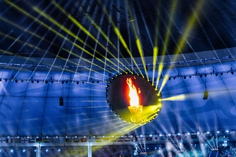 表演者在音乐会或演出舞台上表演