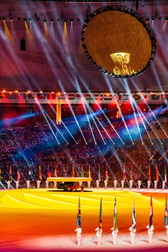 表演者在活动开幕式上的演出在体育场舞台上进行。