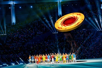 表演者站在人群面前的舞台上。