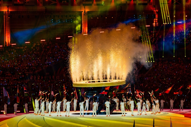 表演者在开幕式上 在体育场的人群面前表演。