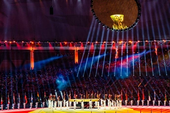 表演者在有灯光的体育场舞台上表演一场节目