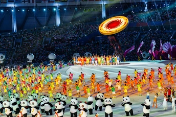 表演者在开幕式仪式上的演出舞台上为观众表演。