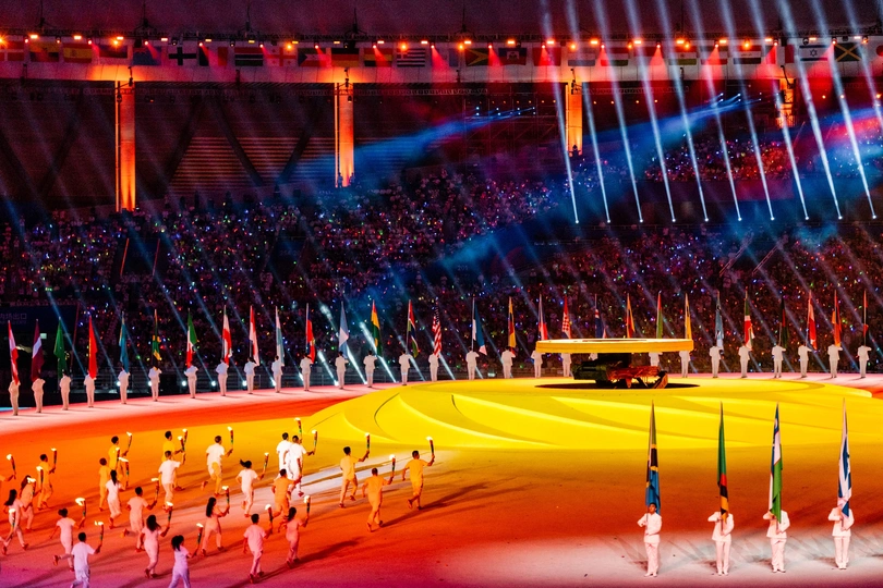 表演者和舞者在开幕式上的明亮体育场舞台上表演。