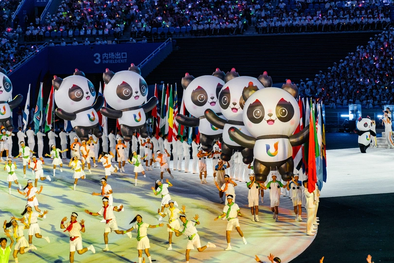 表演者与舞者在开幕式上为观众表演