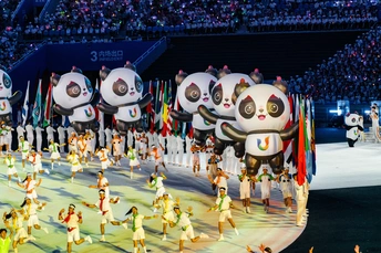 表演者与舞者在开幕式上为观众表演