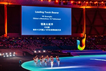 中间 arena 有一个大屏幕 显示舞台上的表演者在观众面前表演。