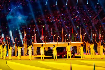 表演者在明亮的体育场舞台上为观众表演