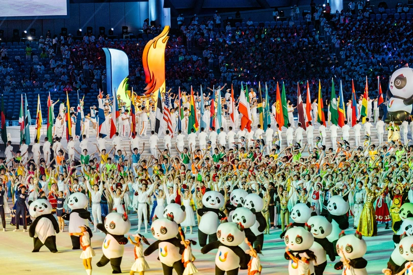 表演者在开幕式上为观众表演