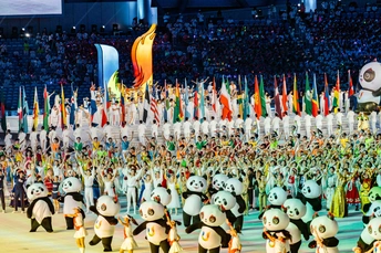 表演者在开幕式上为观众表演