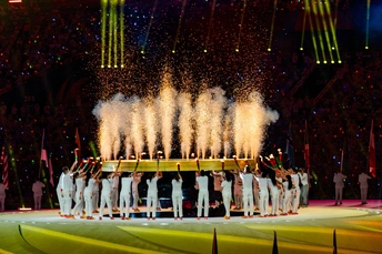 表演者在开幕式表演期间在舞台上表演