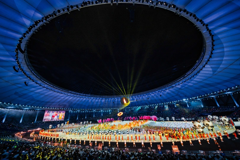 伦敦奥运会2012年开幕式在伦敦奥运会体育场举行 体育场灯火通明 观众席已就座。