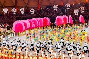 大量穿着熊猫服装的人