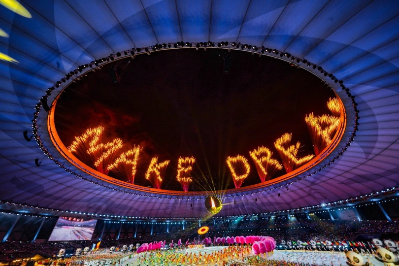 2012年伦敦夏季奥运会开幕式上 奥林匹克体育场上烟花绽放。 新华社照片。